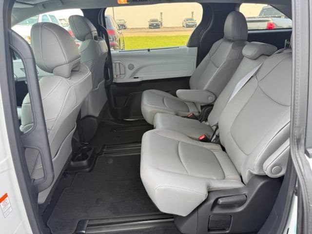 Used 2025 Toyota Sienna XLE FWD image 24