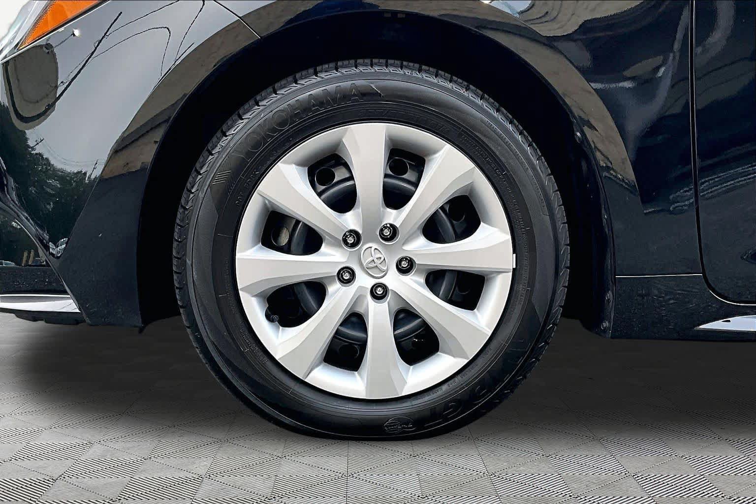 Used 2025 Toyota Corolla LE w/ Convenience Package FWD image 11