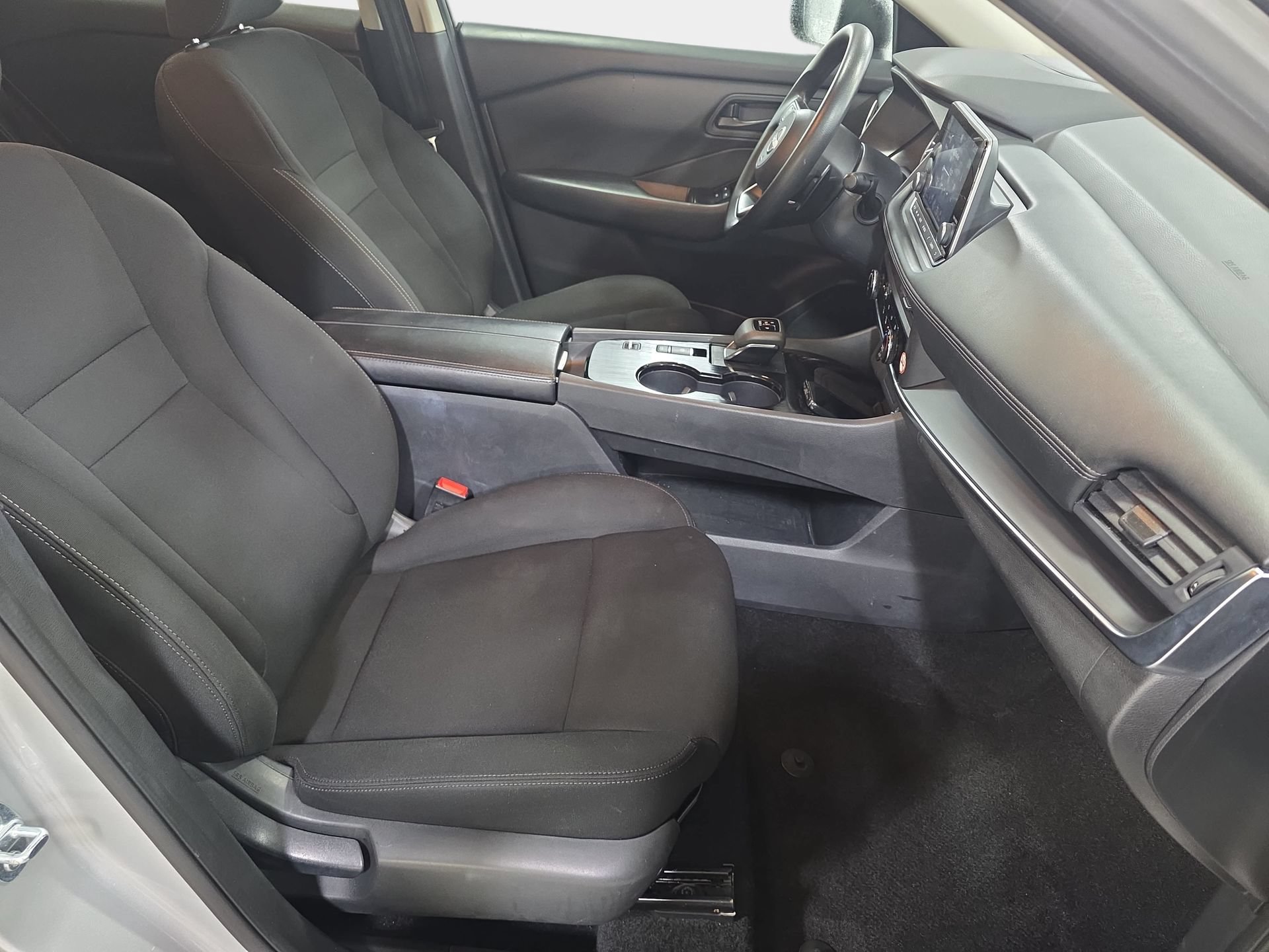 Used 2024 Nissan Rogue S FWD image 10