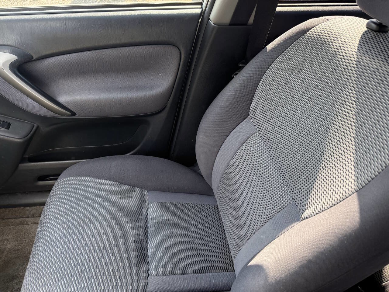 Used 2005 Toyota RAV4 2WD image 24