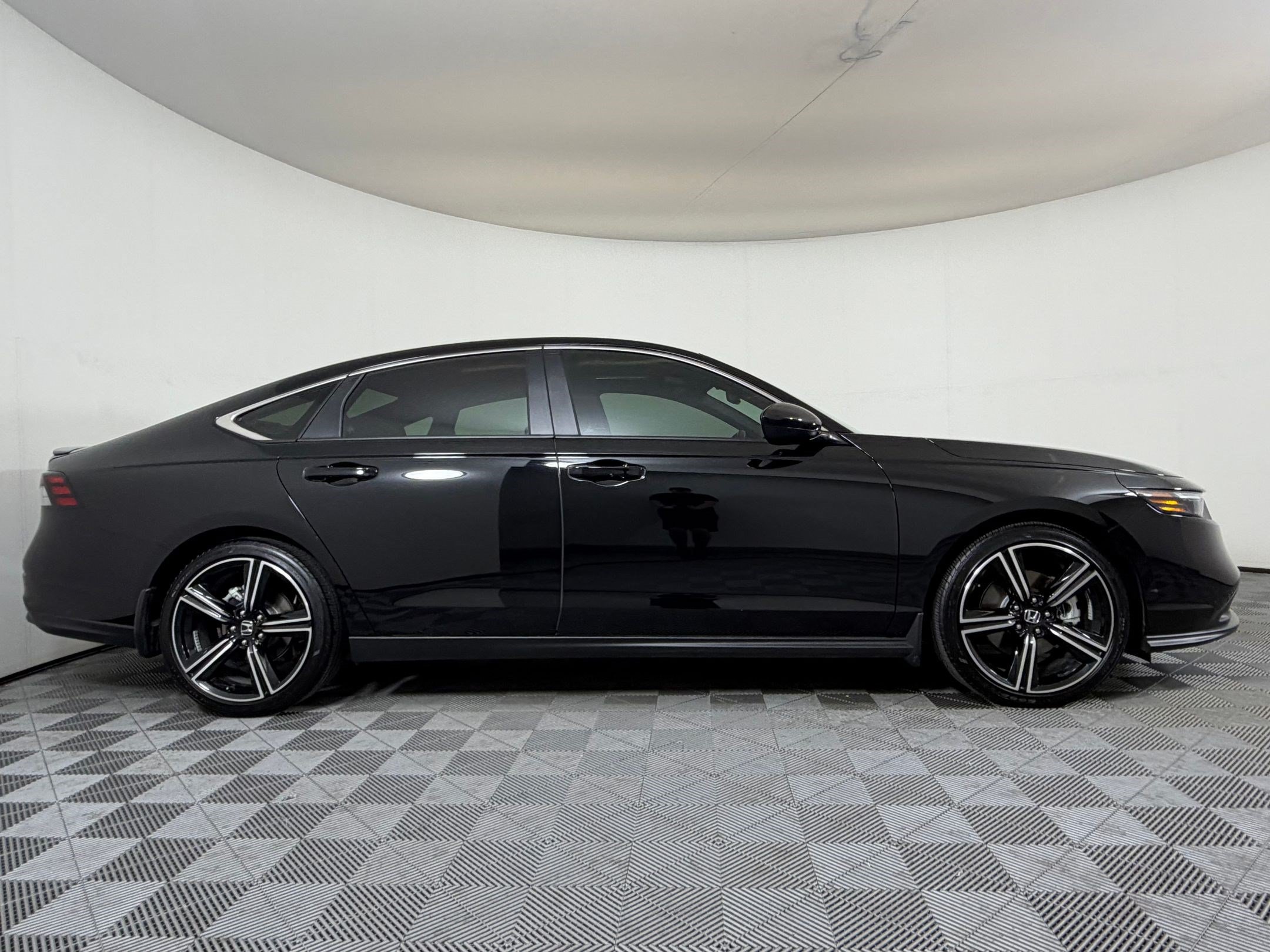 Used 2025 Honda Accord Sport image 8