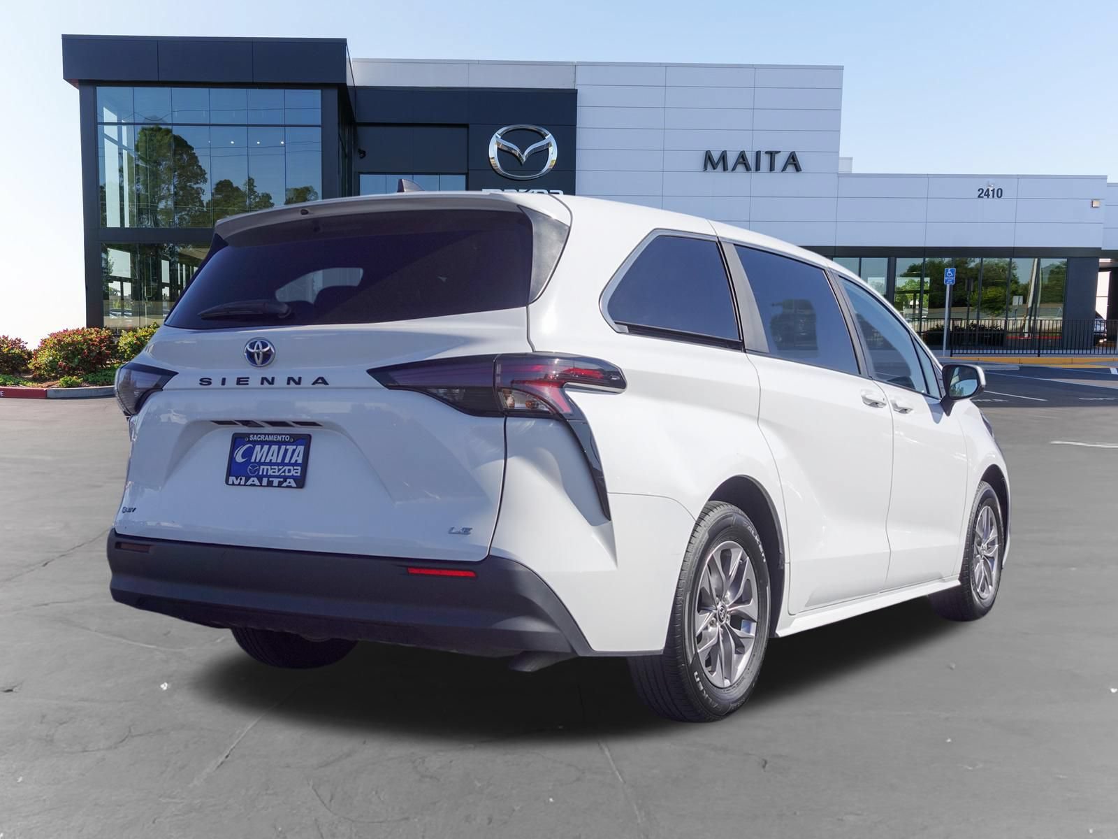 Used 2025 Toyota Sienna LE FWD image 3