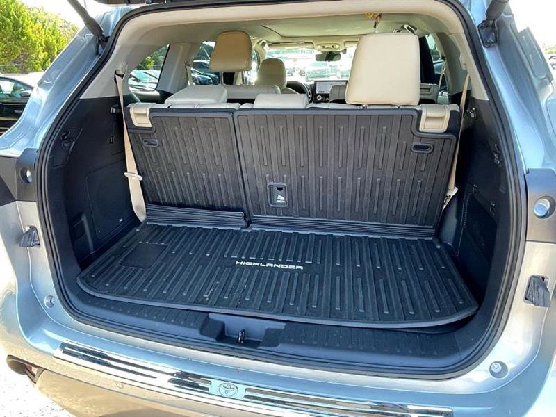 Used 2024 Toyota Highlander LE image 12