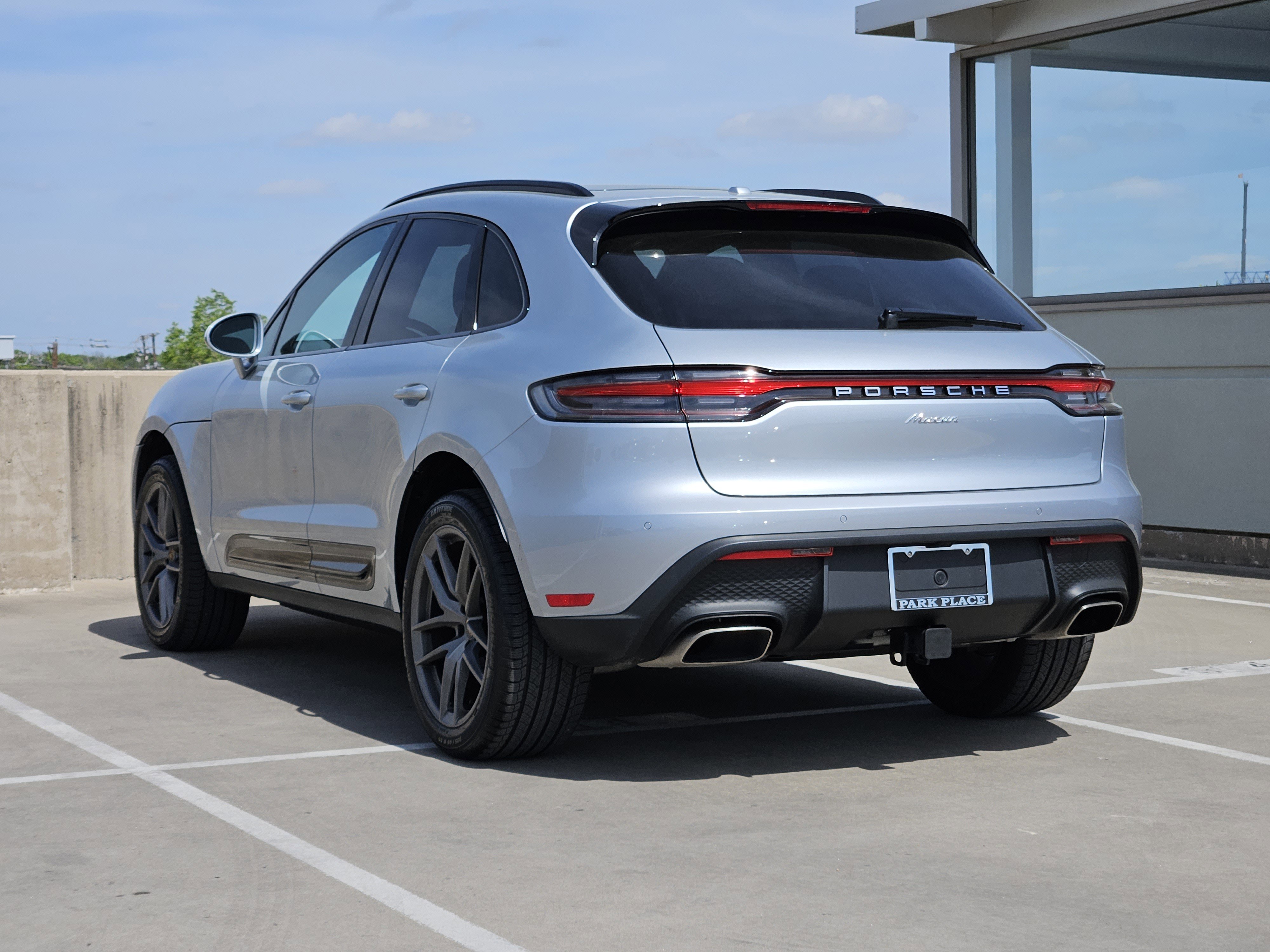 Certified 2025 Porsche Macan image 3