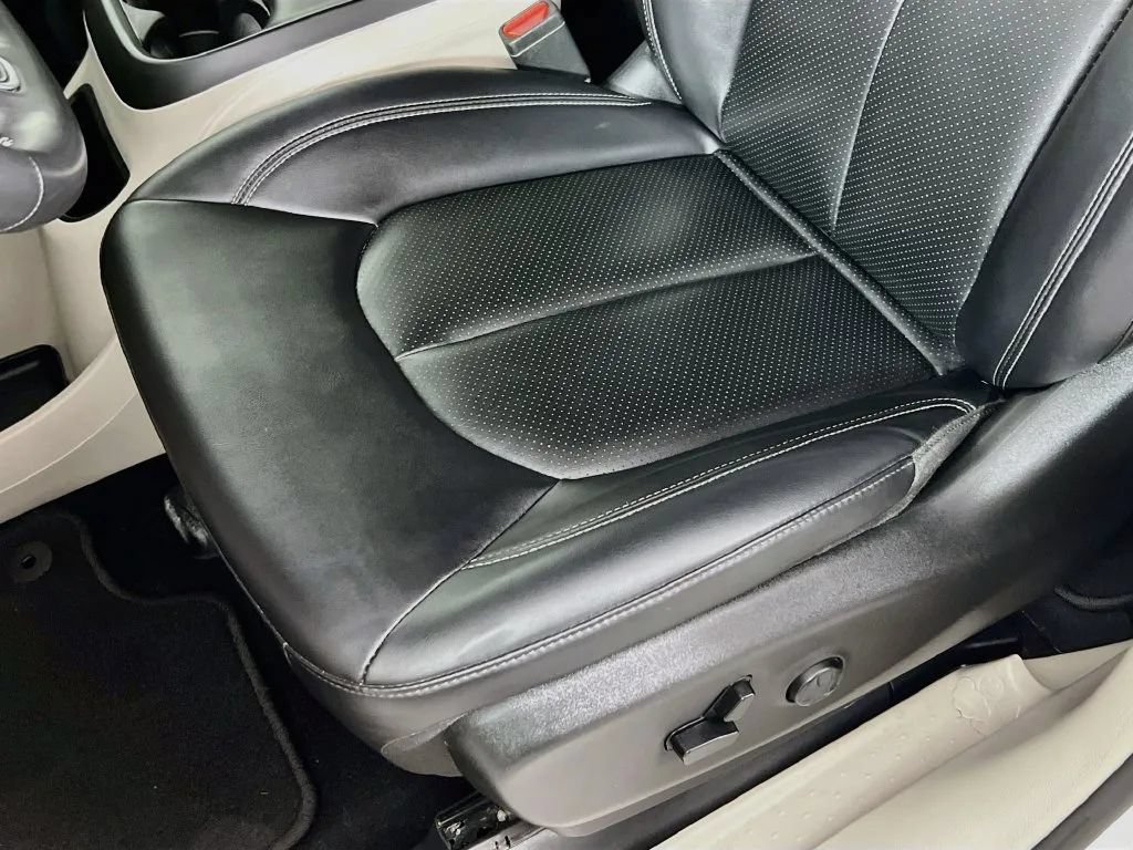 Used 2024 Chrysler Pacifica Touring-L FWD image 19