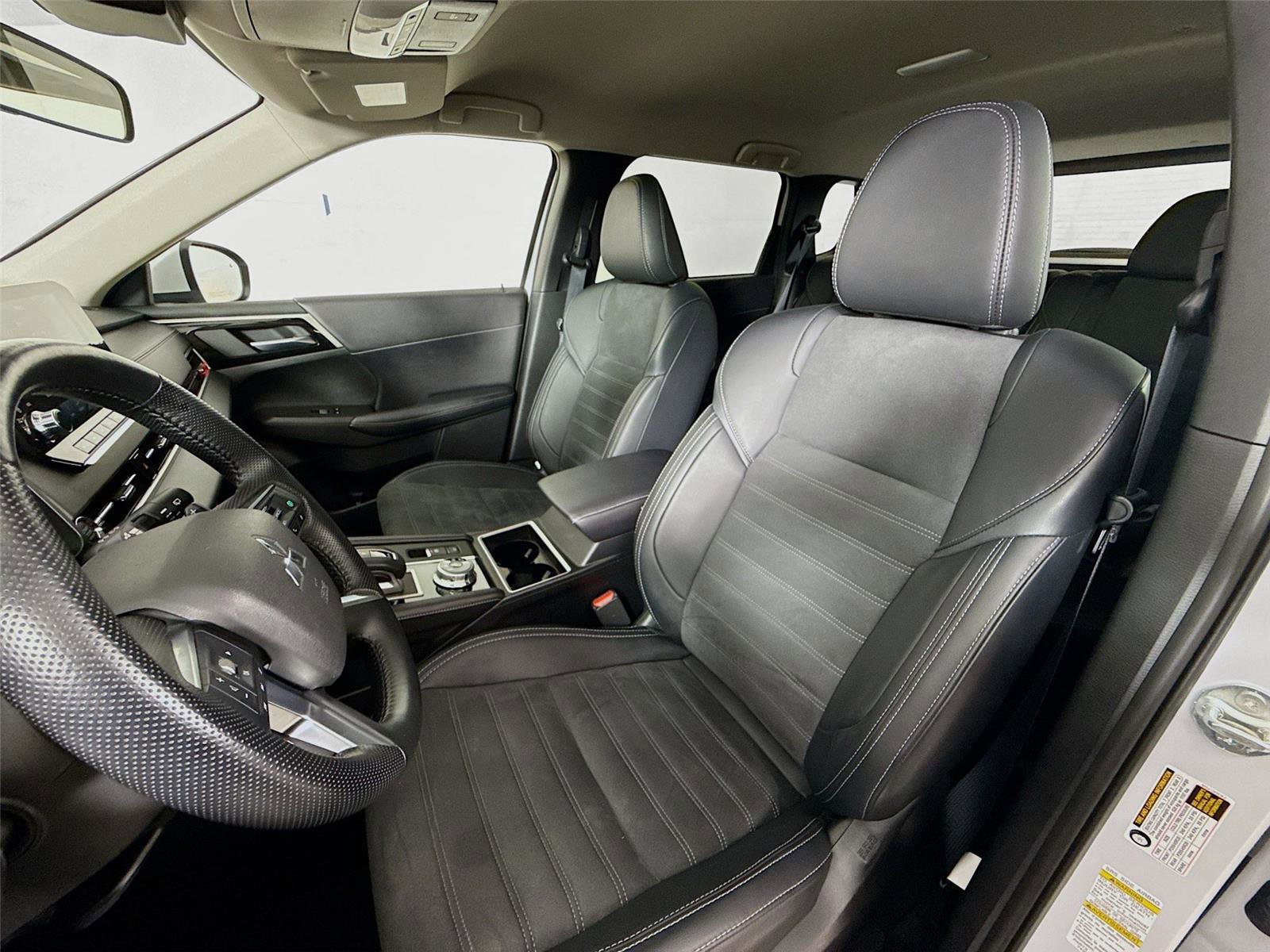 Used 2024 Mitsubishi Outlander SE image 2