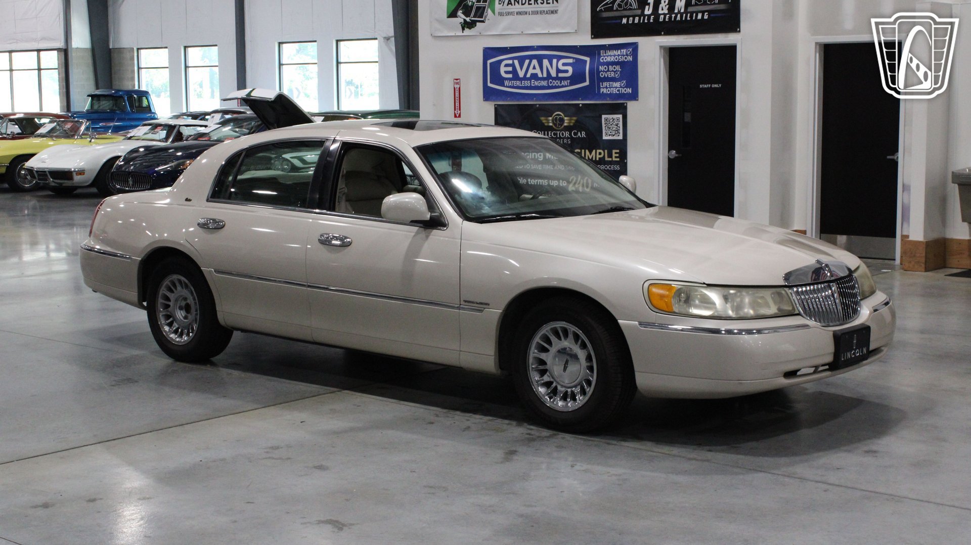 Used 1999 Lincoln Town Car Cartier RWD image 18