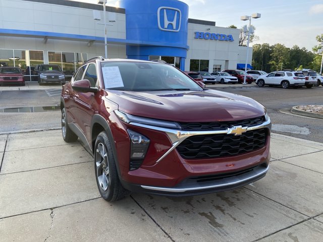 Used 2025 Chevrolet Trax LT w/ LT Convenience Package FWD image 2