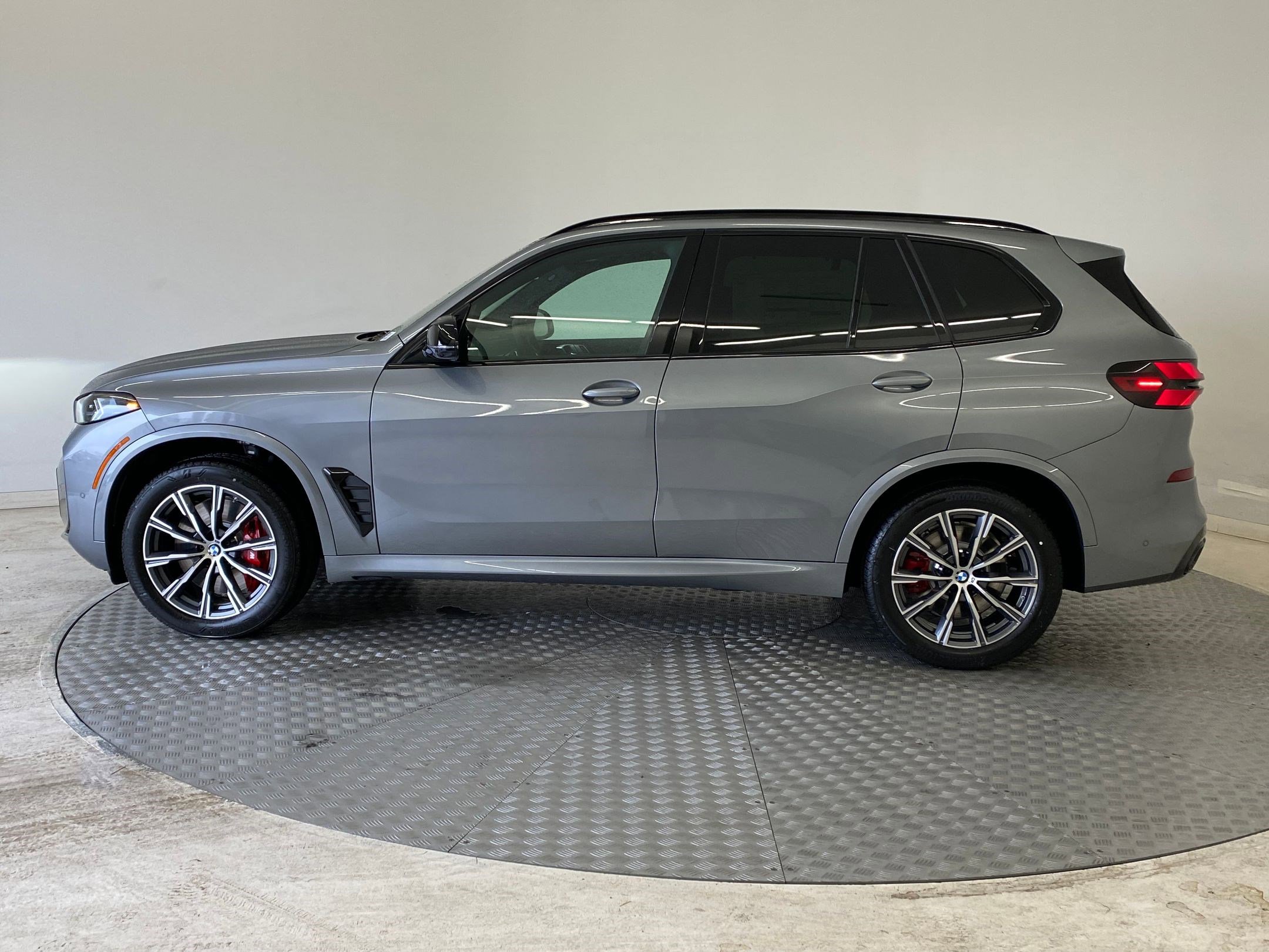 New 2026 BMW X5 M60i w/ Executive Package image 2
