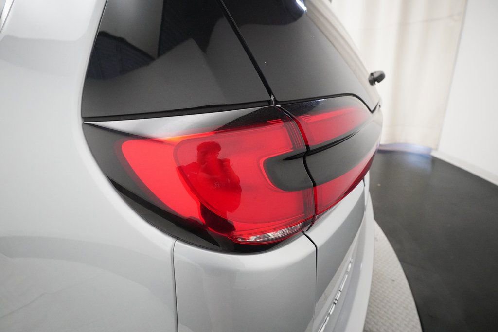 Used 2024 Chrysler Pacifica Touring-L image 32
