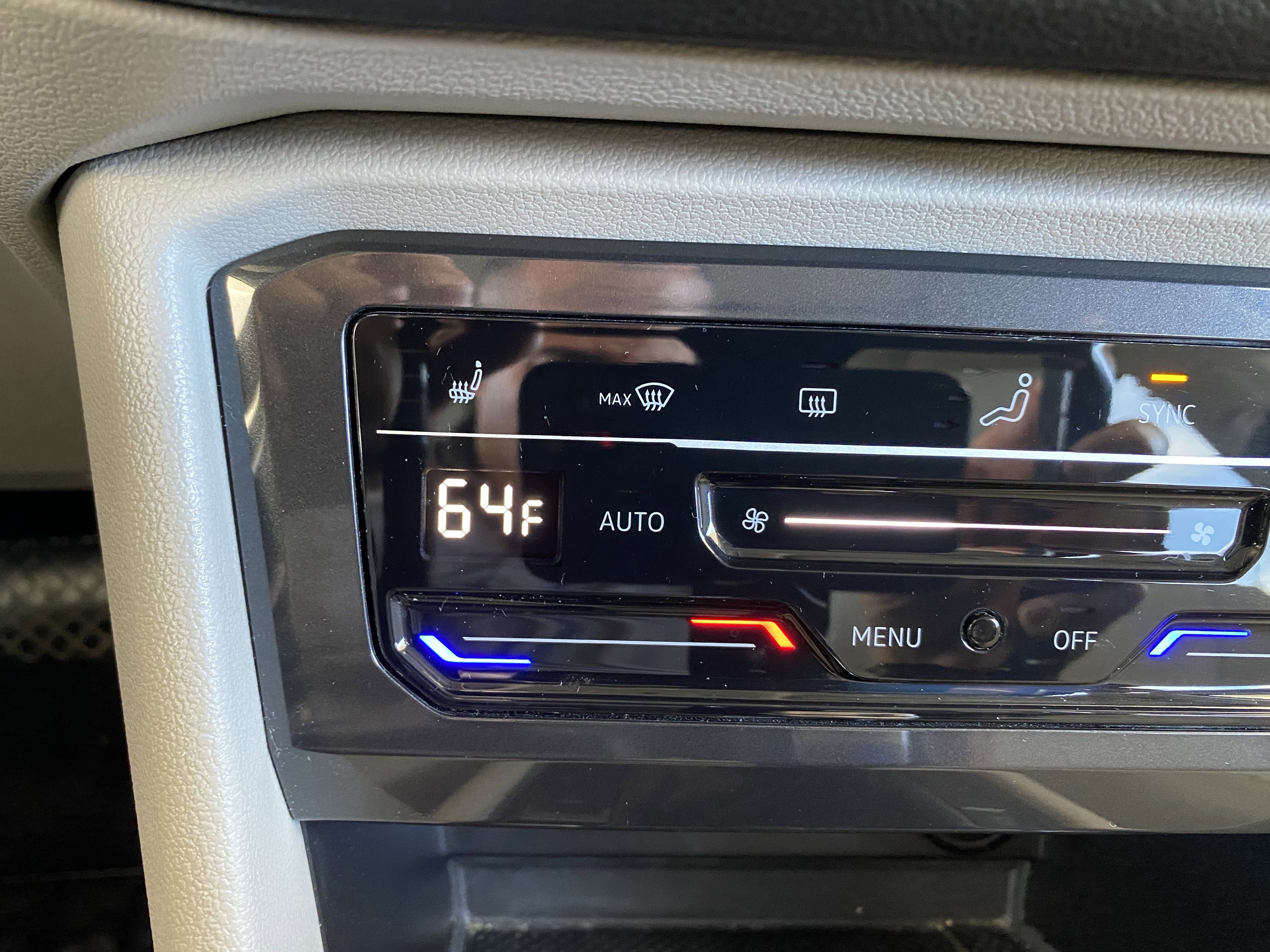 Used 2023 Volkswagen Tiguan SE w/ Panoramic Sunroof Package image 26