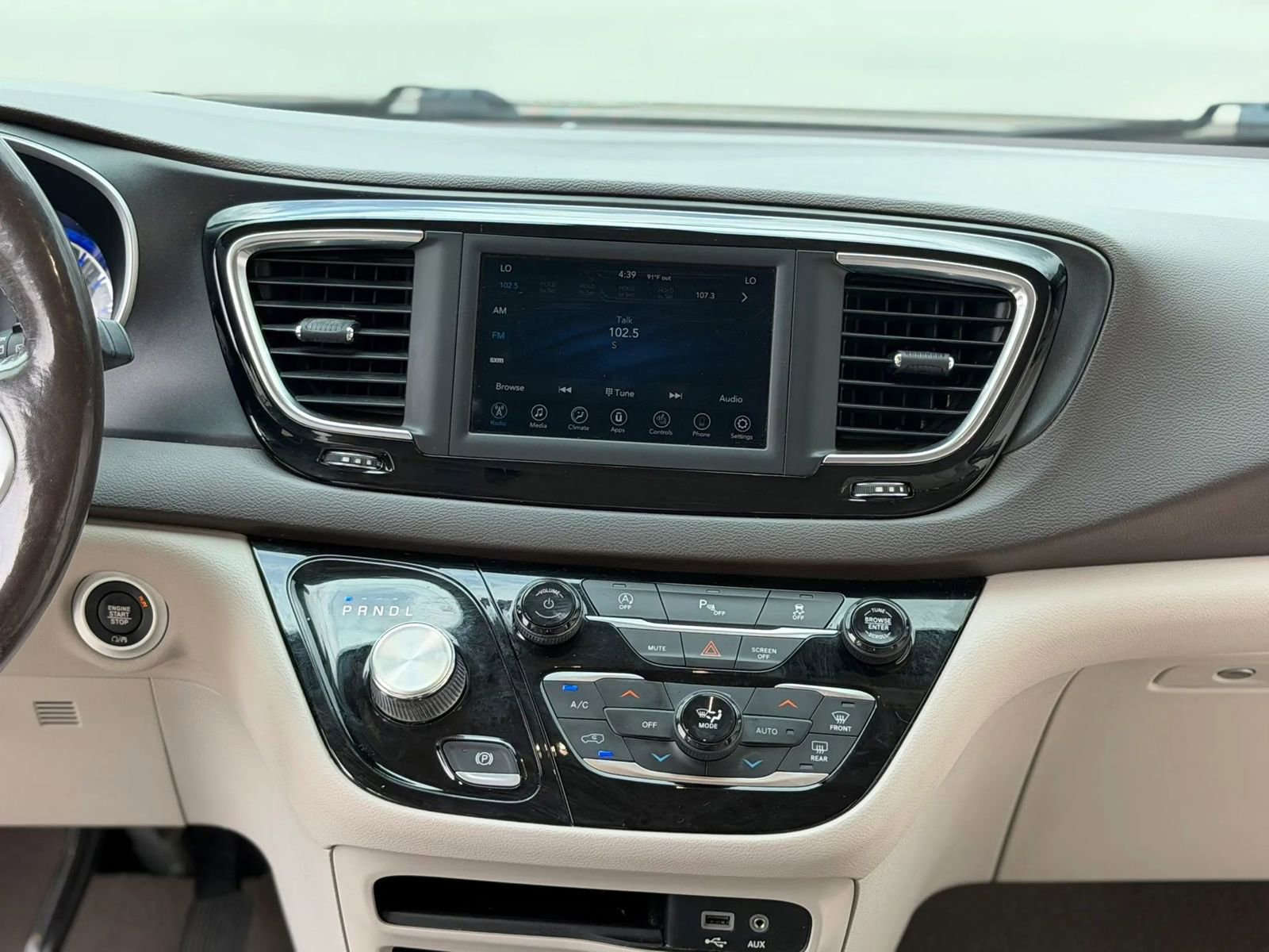 Used 2020 Chrysler Pacifica Touring-L FWD image 28