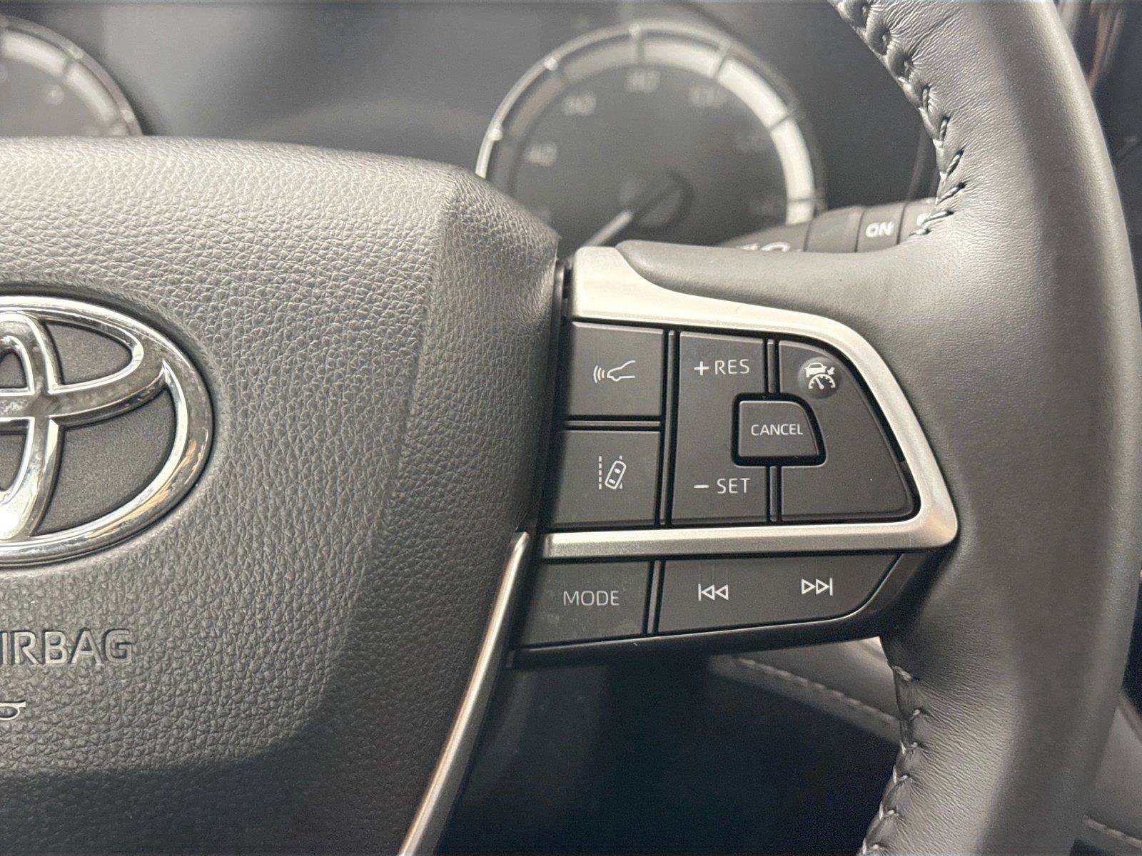 Used 2024 Toyota Highlander LE FWD image 18