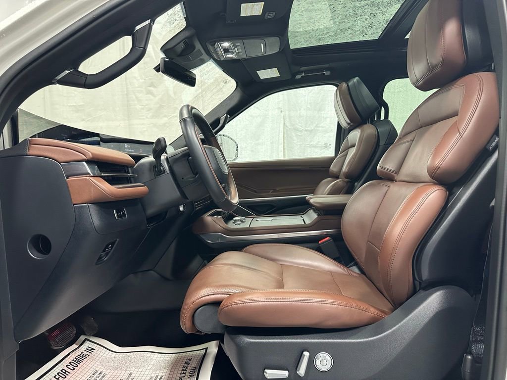 Used 2025 Lincoln Navigator Reserve image 14