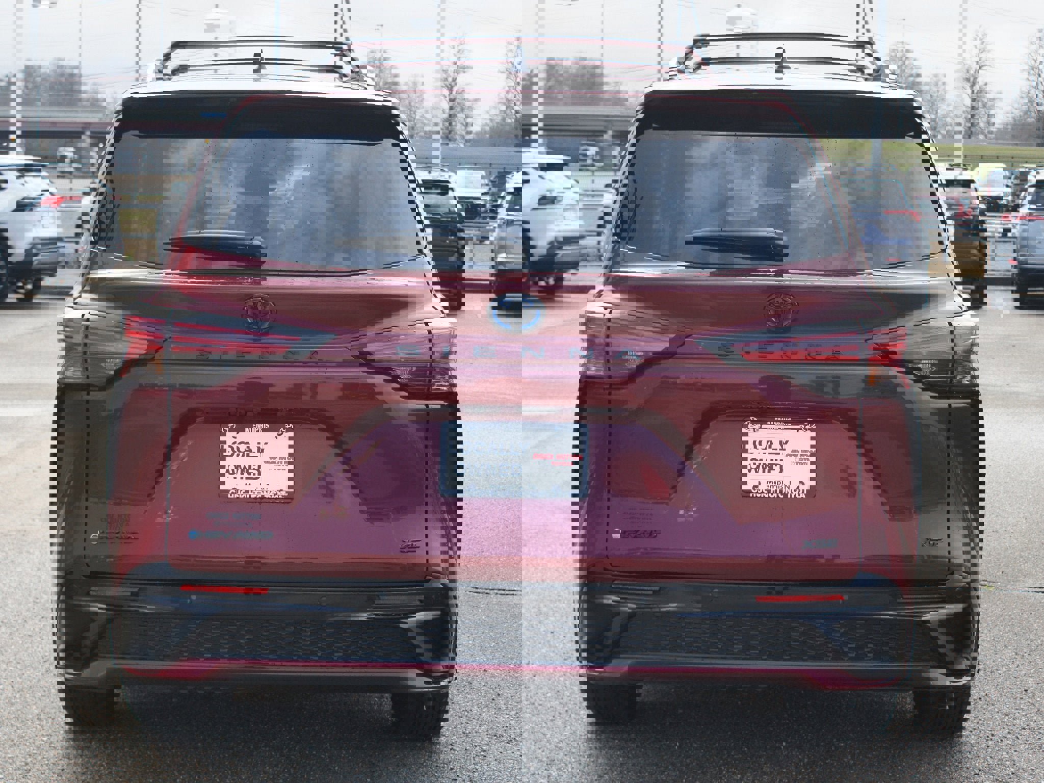 Used 2025 Toyota Sienna XSE w/ XSE Plus Package image 3