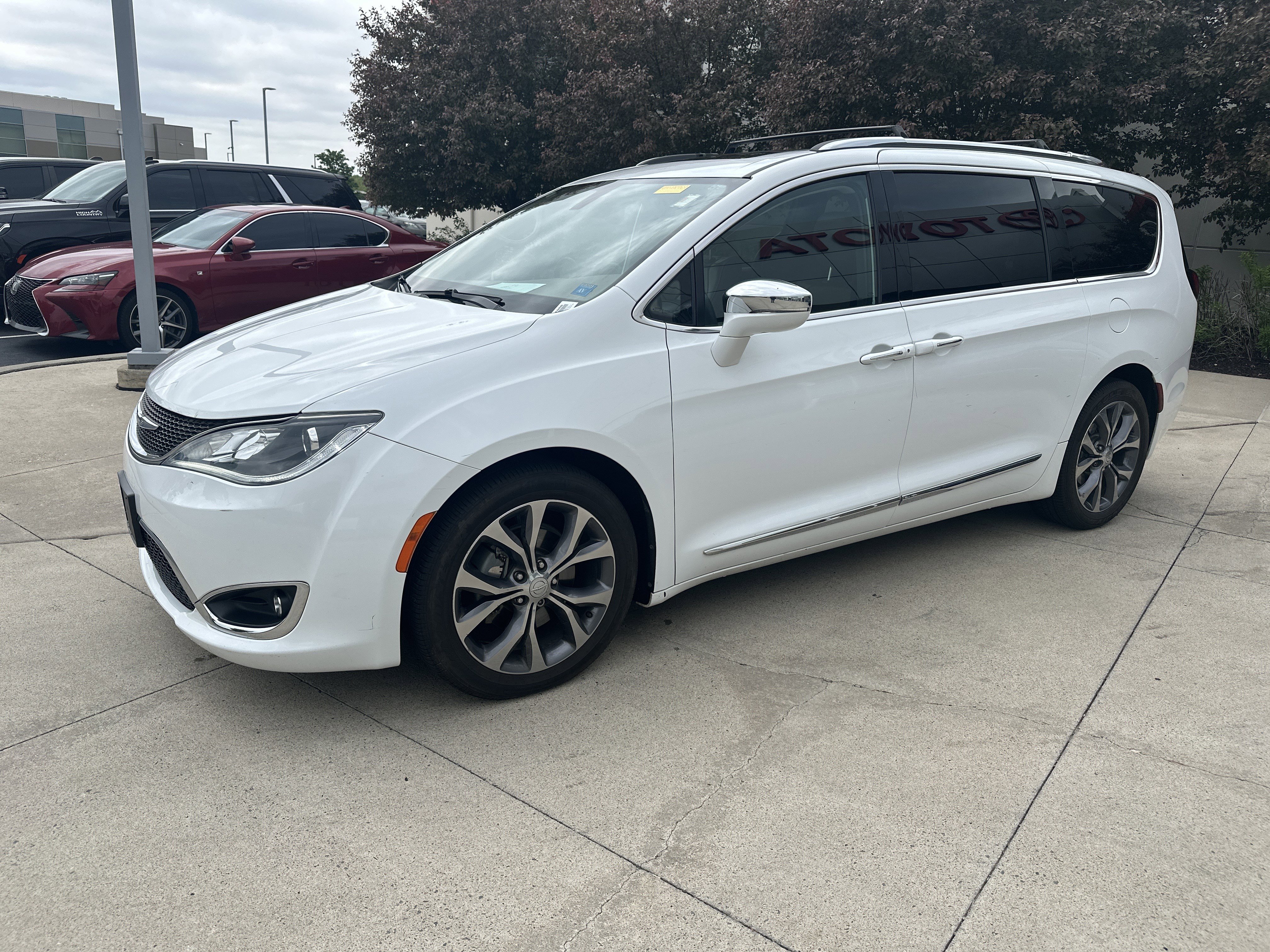 Used 2017 Chrysler Pacifica Limited FWD image 3