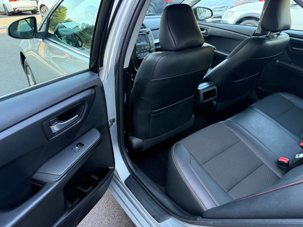 Used 2016 Toyota Camry SE w/ Moonroof Package image 15