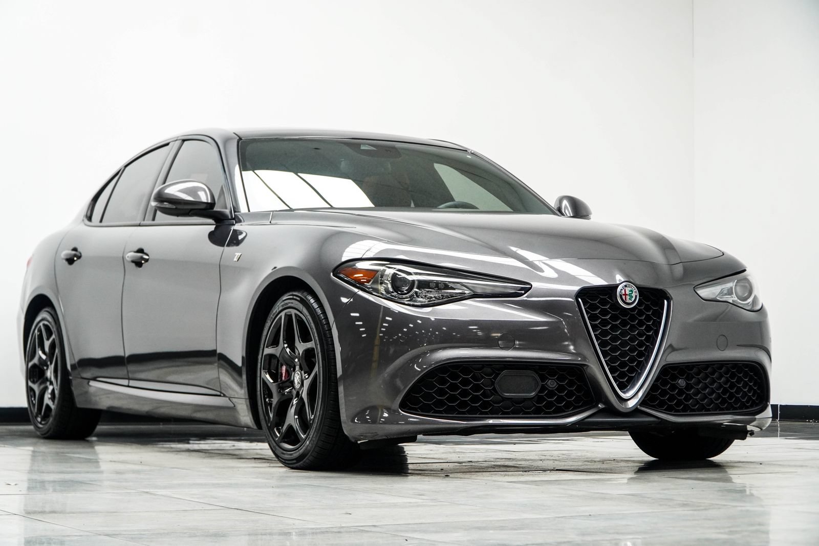 Used 2022 Alfa Romeo Giulia Ti RWD image 4