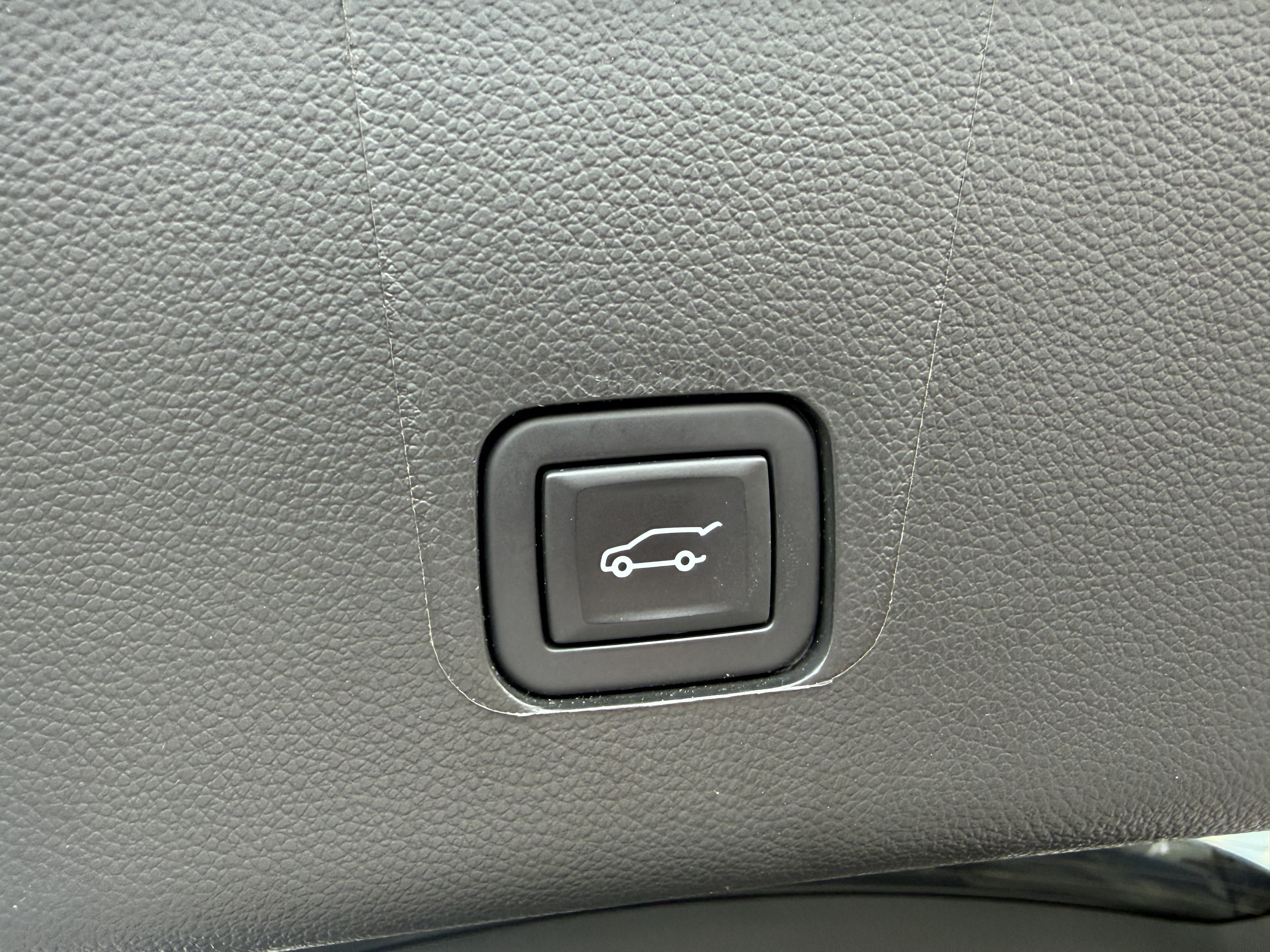 Used 2023 Chevrolet Traverse LT w/ LT Premium Package AWD/4WD image 8