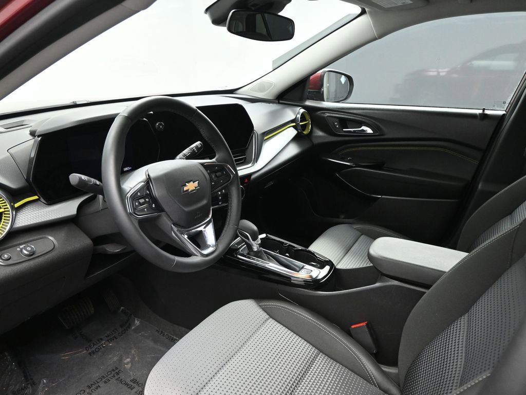 Used 2025 Chevrolet Trax LT w/ LT Convenience Package image 8