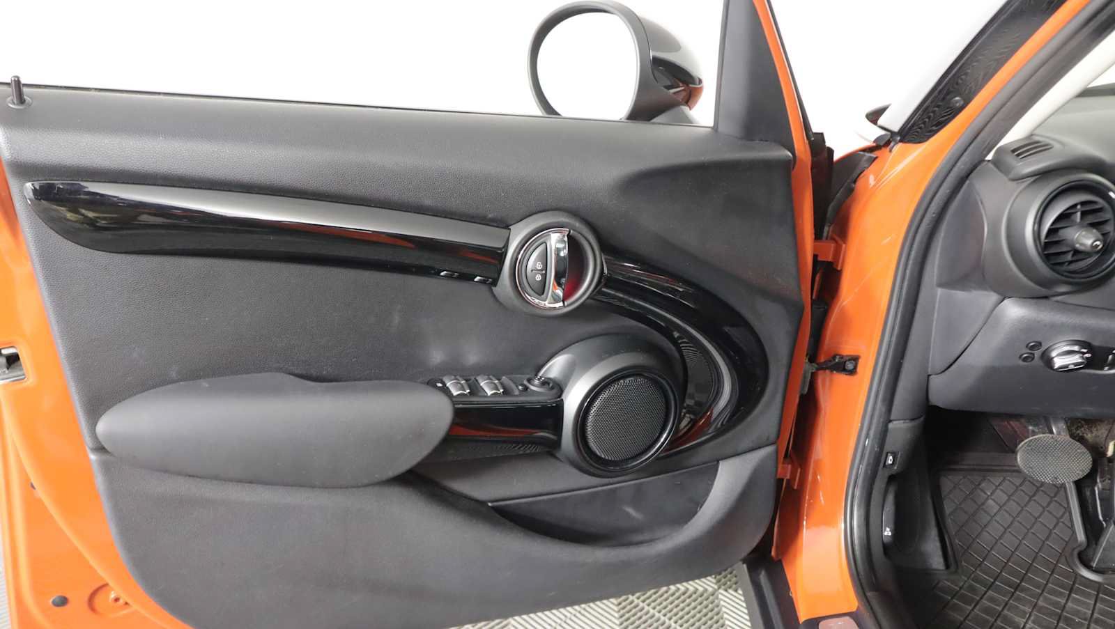 Used 2019 MINI Cooper 4-Door Hardtop FWD image 16