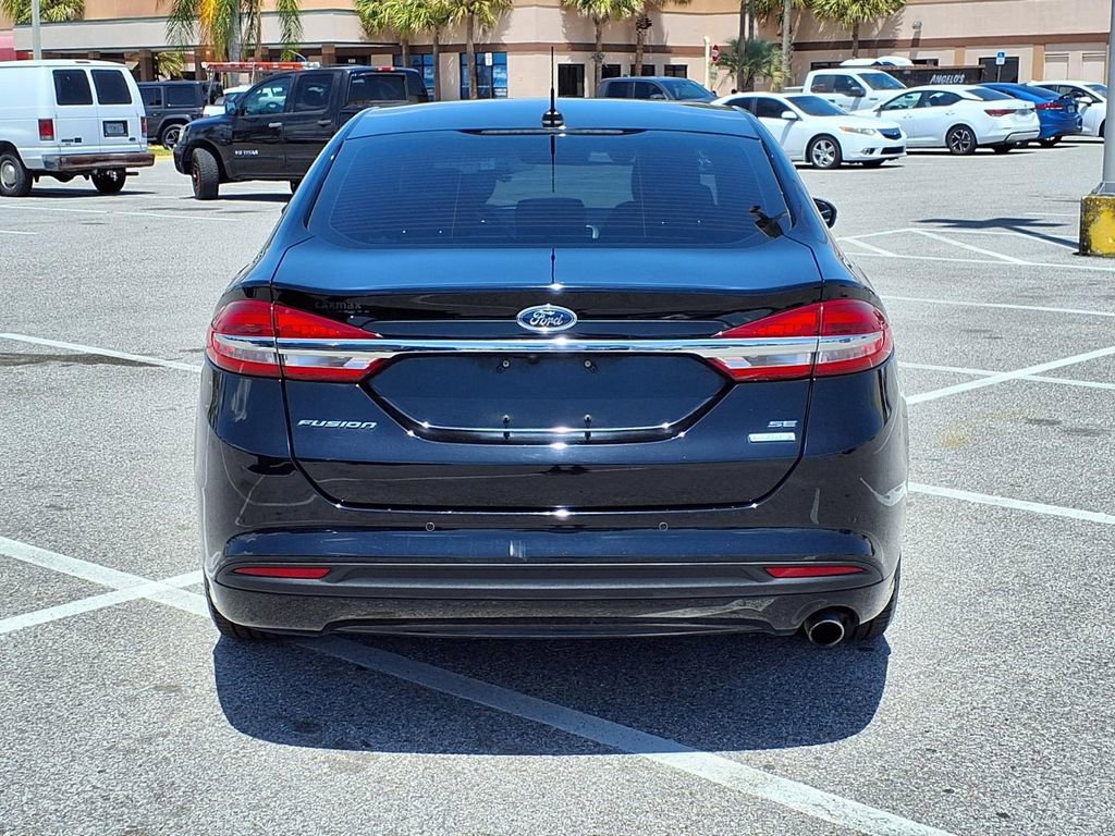 Used 2018 Ford Fusion SE w/ Fusion SE Technology Package FWD image 6