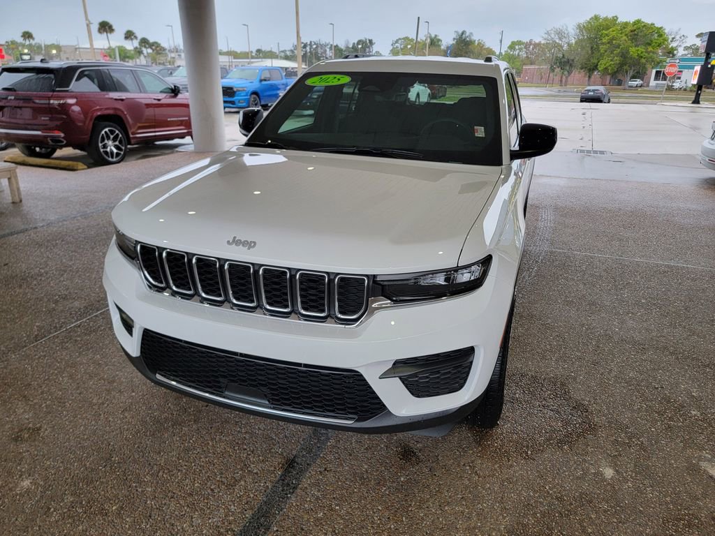 Used 2025 Jeep Grand Cherokee Laredo w/ Trailer Tow Package image 1