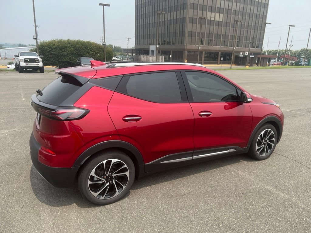 Used 2022 Chevrolet Bolt EUV Premier w/ Sun & Sound Package FWD image 3