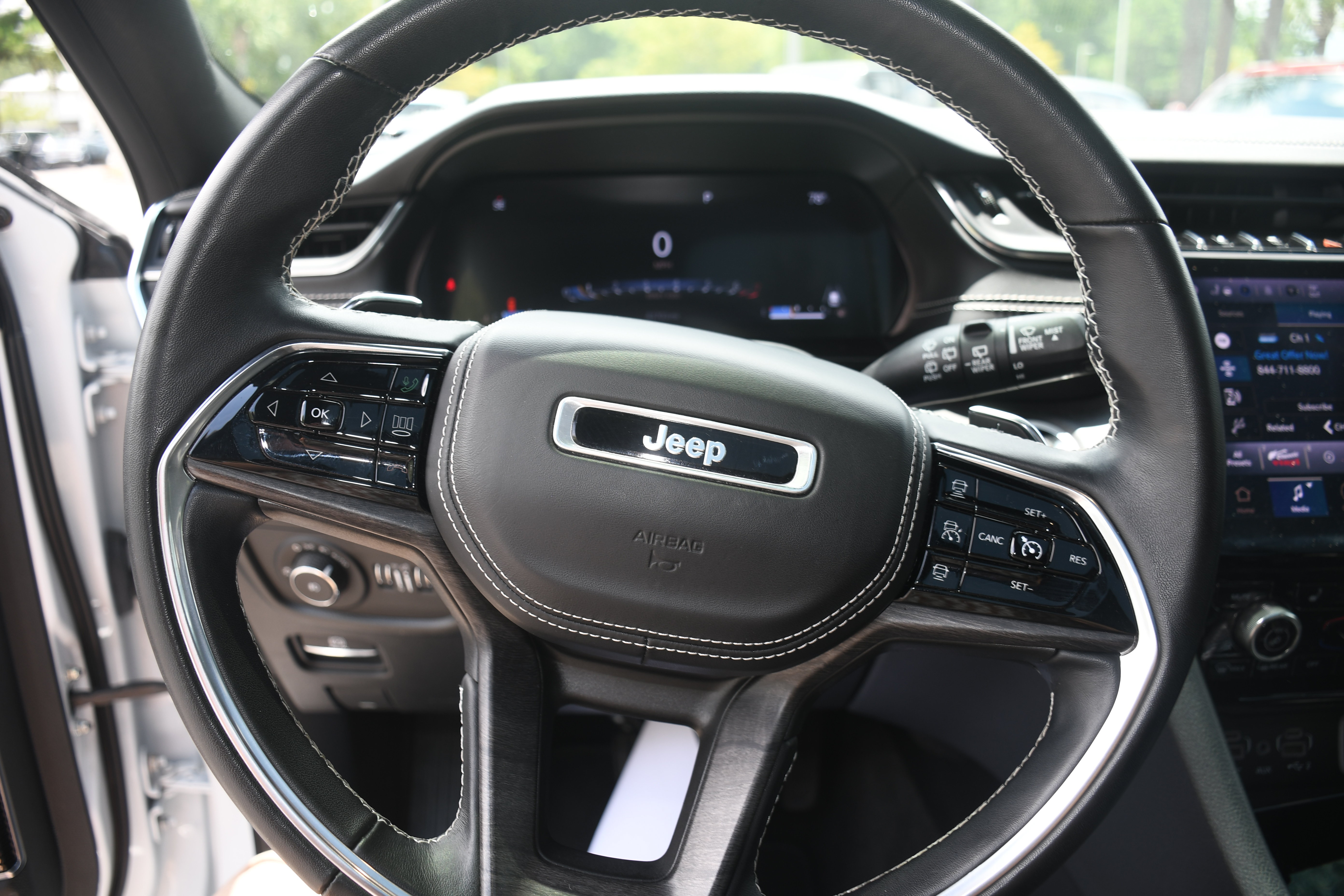 Used 2022 Jeep Grand Cherokee Overland w/ Luxury Tech Group IV RWD image 14