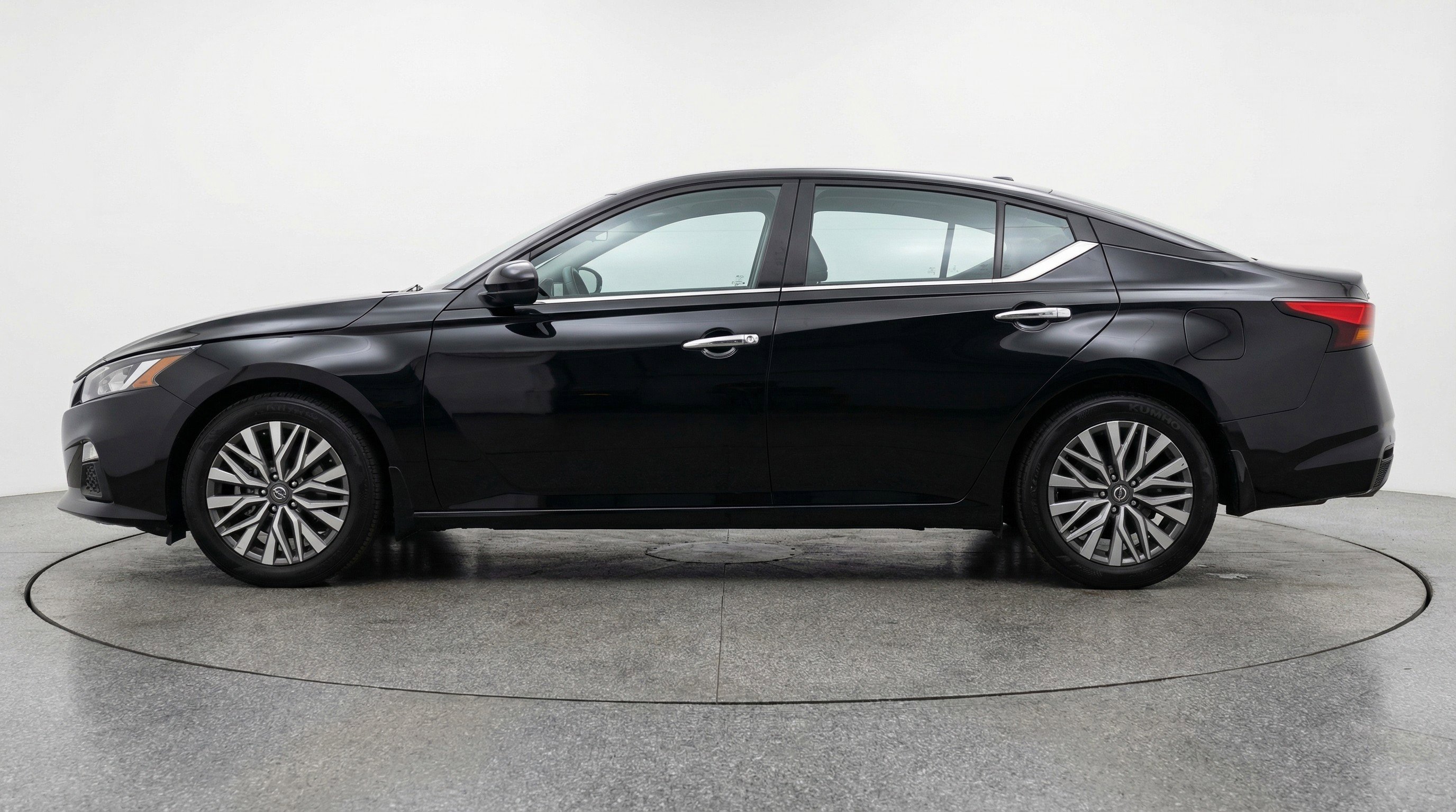 Used 2025 Nissan Altima 2.5 SV image 5