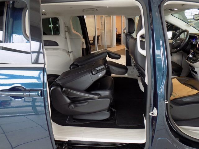 Used 2023 Chrysler Pacifica Touring-L FWD image 35