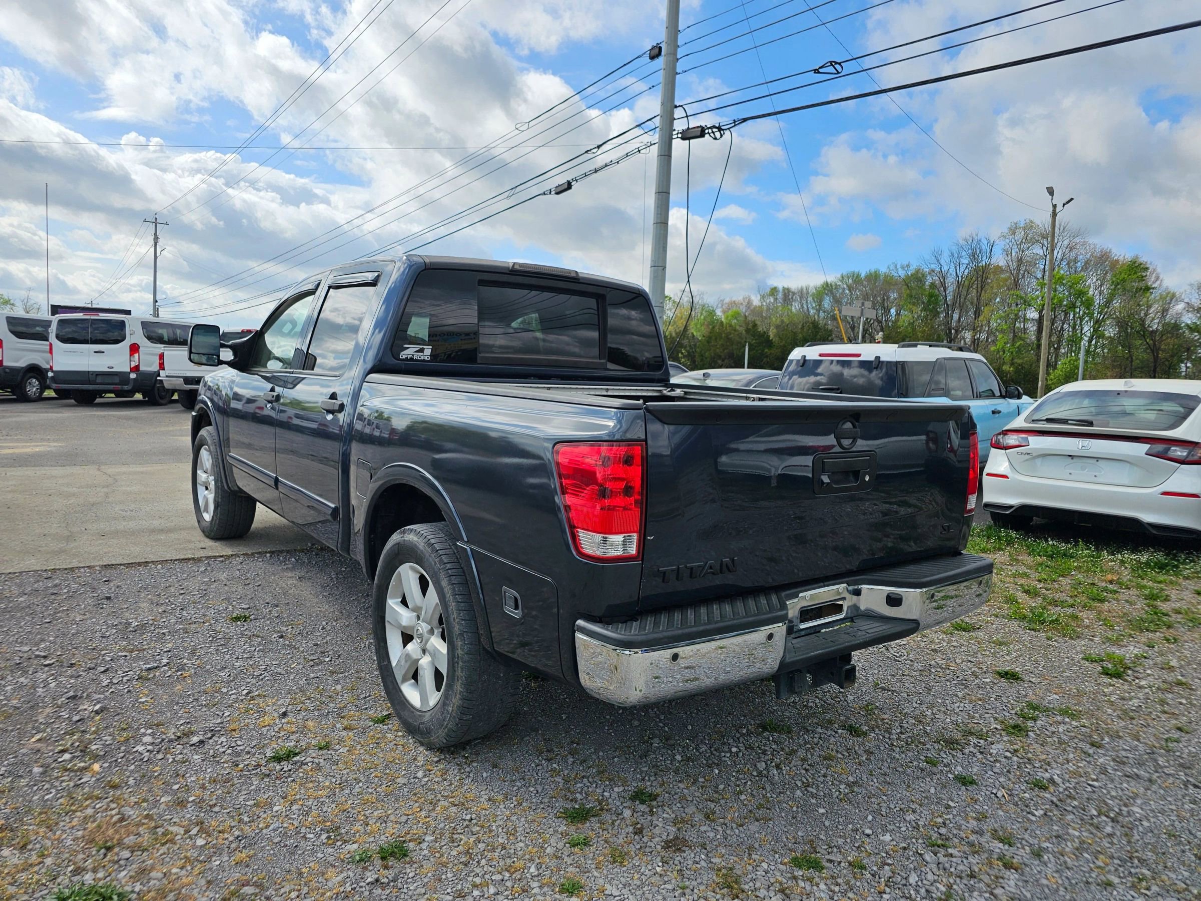 Used 2015 Nissan Titan SL w/ SL Moonroof Package image 16