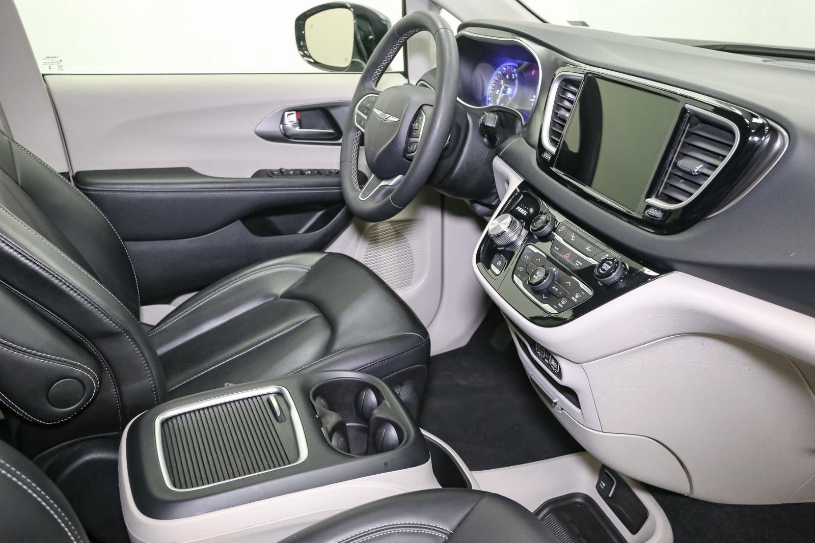 Used 2024 Chrysler Pacifica Touring-L image 17