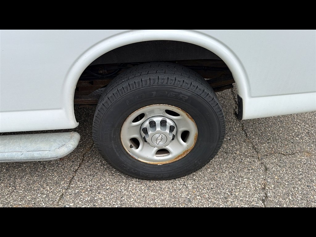 Used 2018 Chevrolet Express 2500 w/ Driver Convenience Package RWD image 19