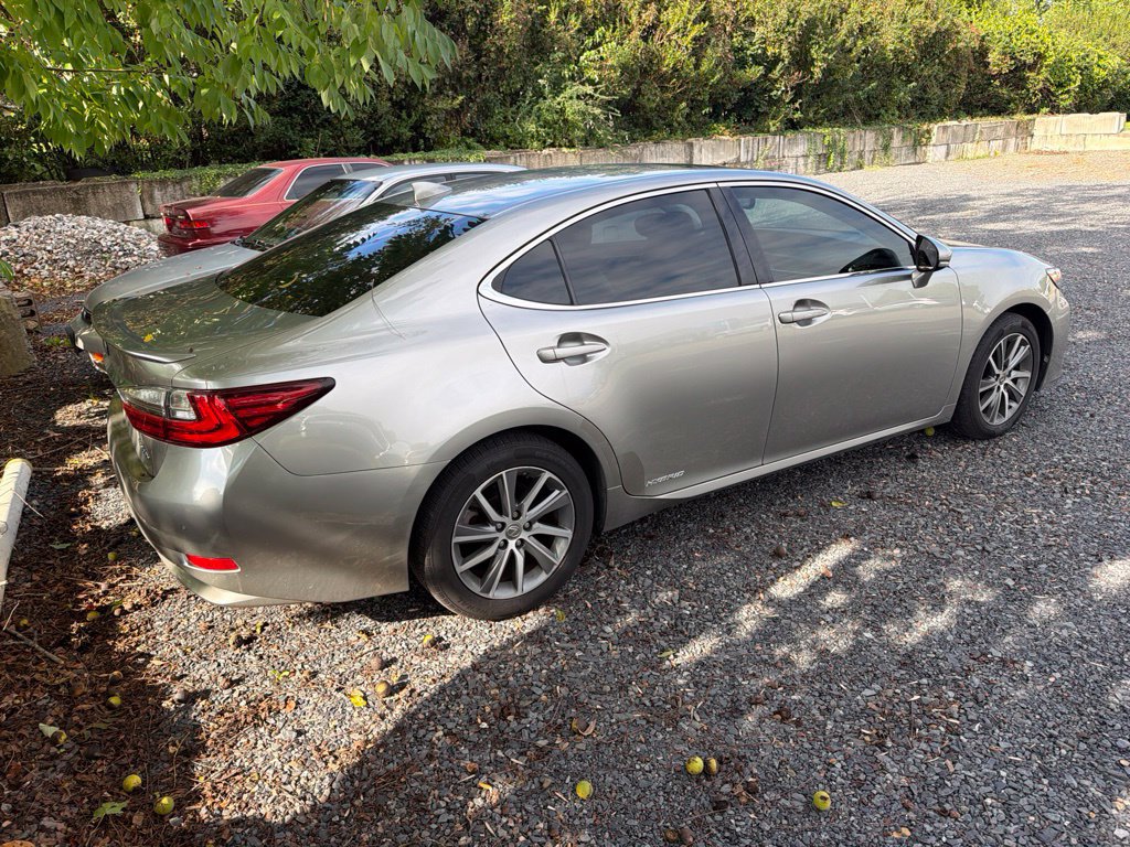 Used 2017 Lexus ES 300h w/ Luxury Package FWD image 5