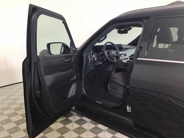 Used 2025 Nissan Armada Platinum image 10