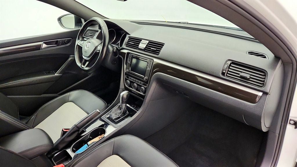 Used 2018 Volkswagen Passat 3.6 FWD image 24