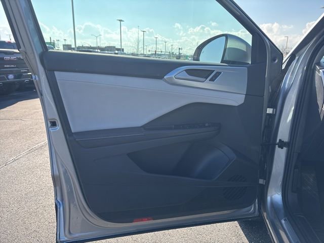 Used 2025 Volkswagen Taos SE w/ Panoramic Sunroof Package AWD/4WD image 13