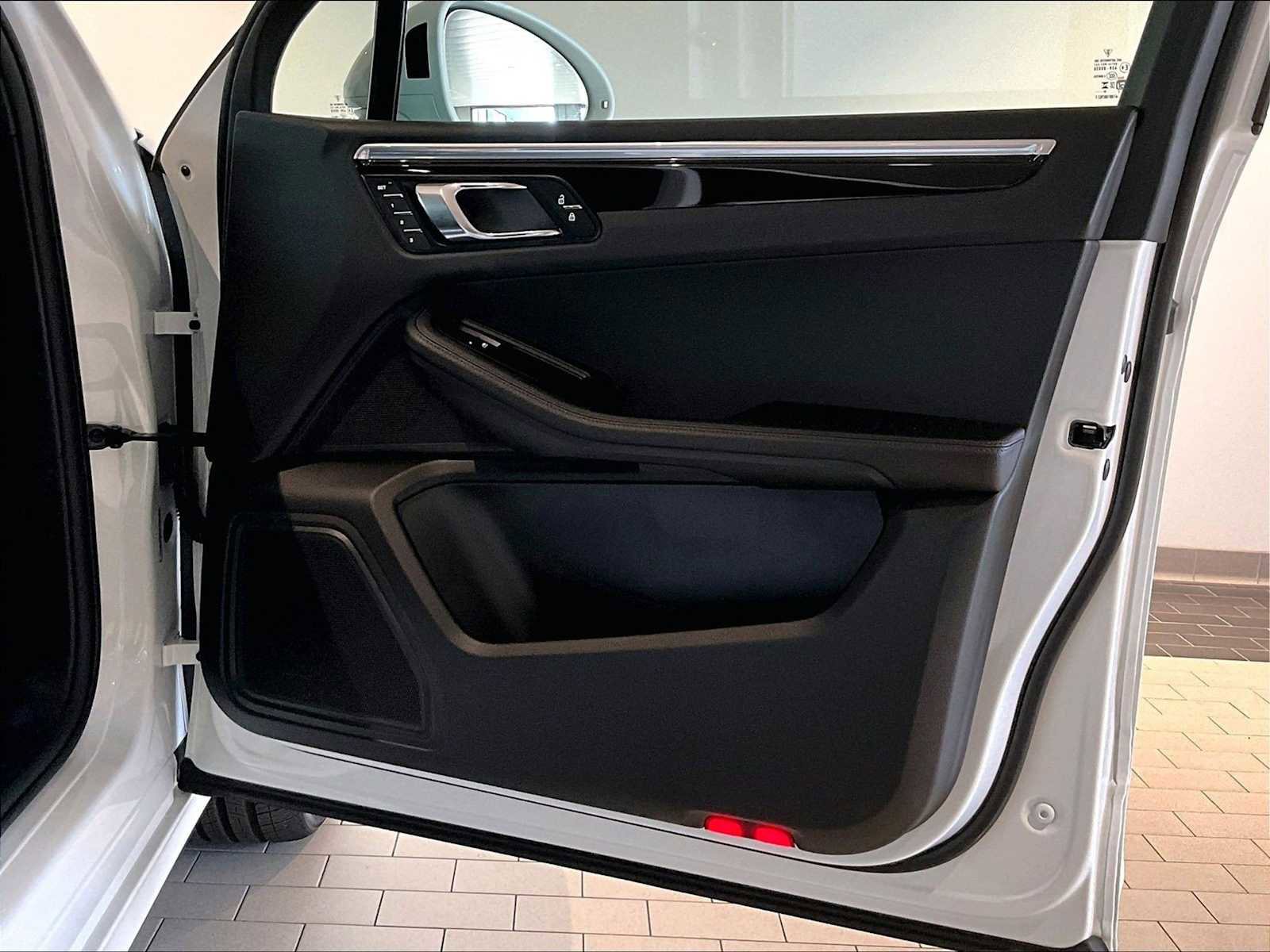 Used 2025 Porsche Macan image 27