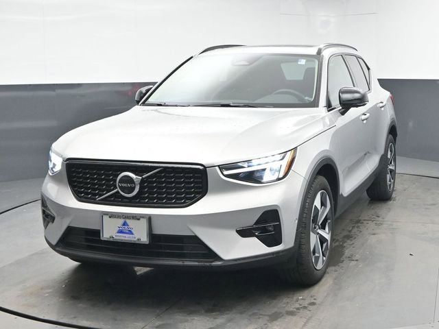Used 2023 Volvo XC40 B5 Plus w/ Driver Assist Package image 3