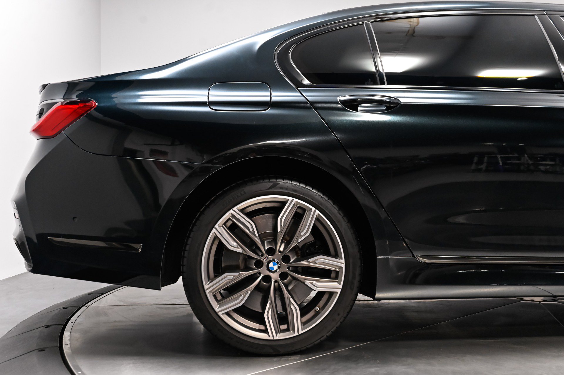 Used 2022 BMW M760i xDrive AWD/4WD image 18