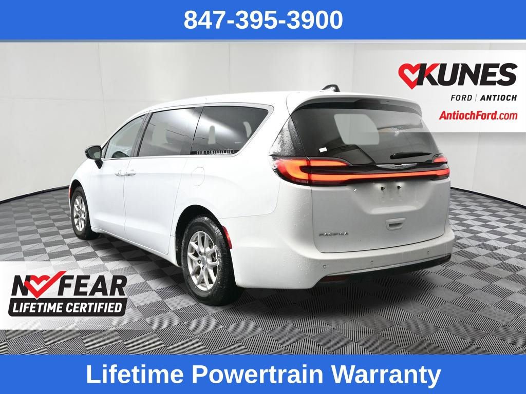 Used 2024 Chrysler Pacifica Touring-L FWD image 7