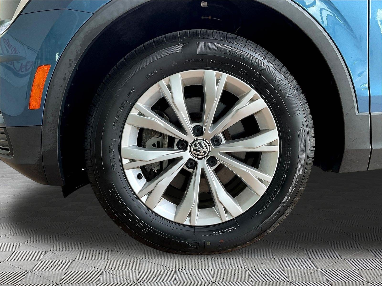 Used 2018 Volkswagen Tiguan SE w/ Panoramic Sunroof Package FWD image 32