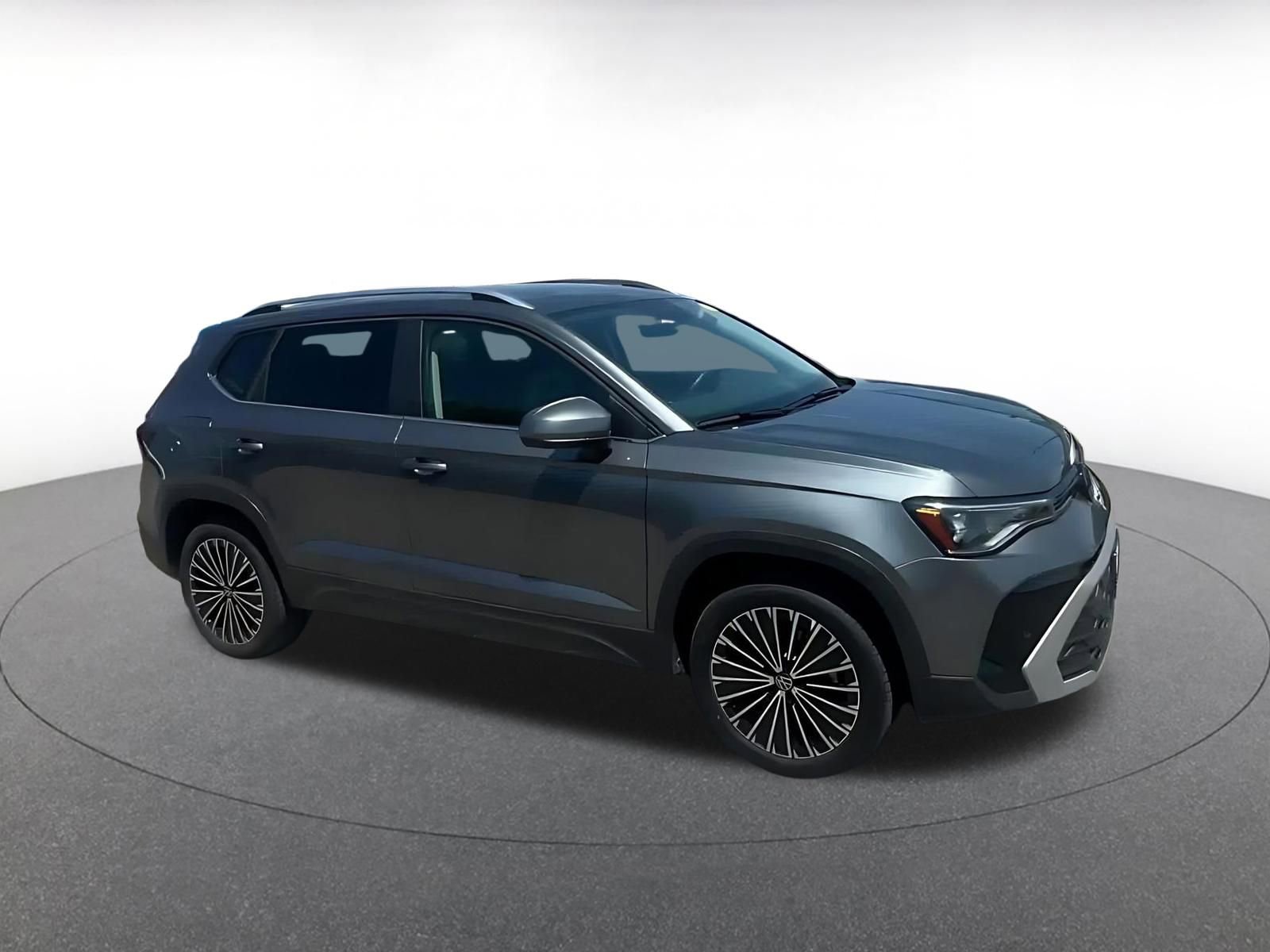 Used 2025 Volkswagen Taos SE FWD image 2