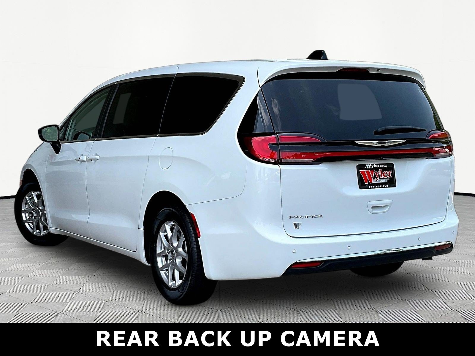 Used 2024 Chrysler Pacifica Touring-L FWD image 4