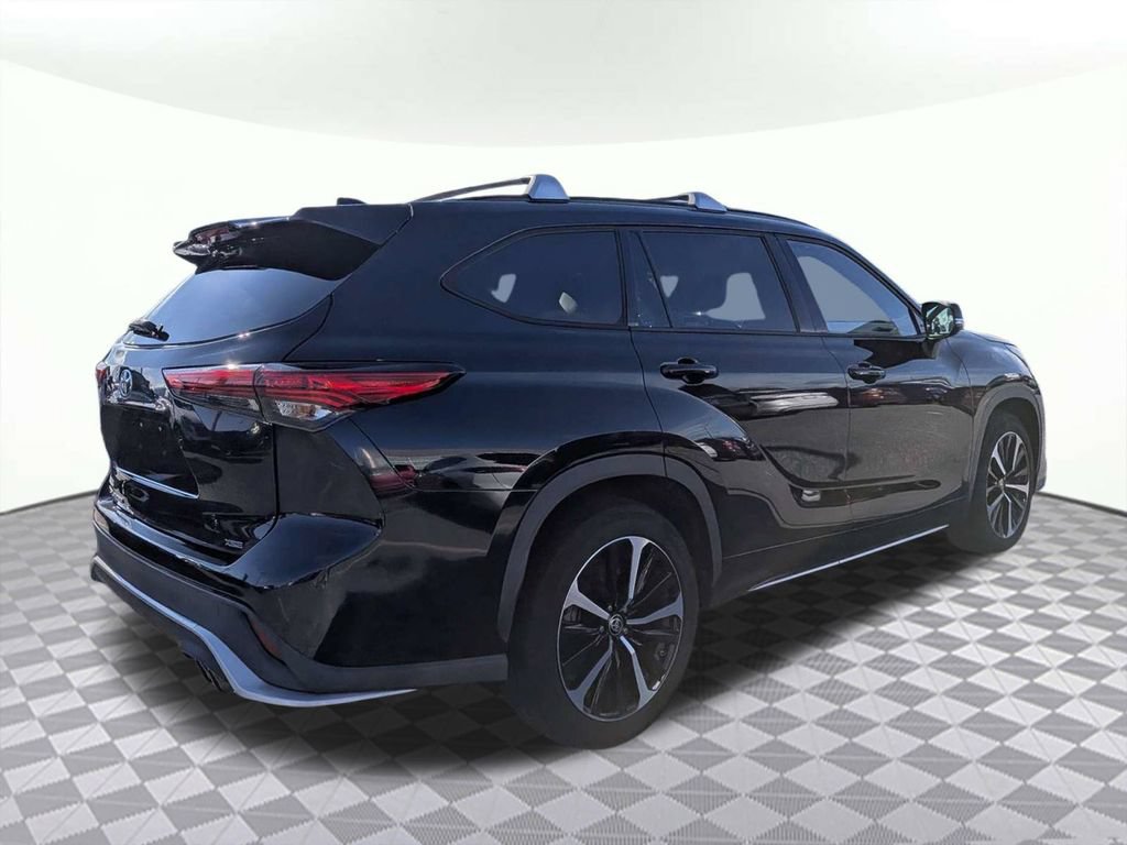 Used 2021 Toyota Highlander XSE FWD image 2
