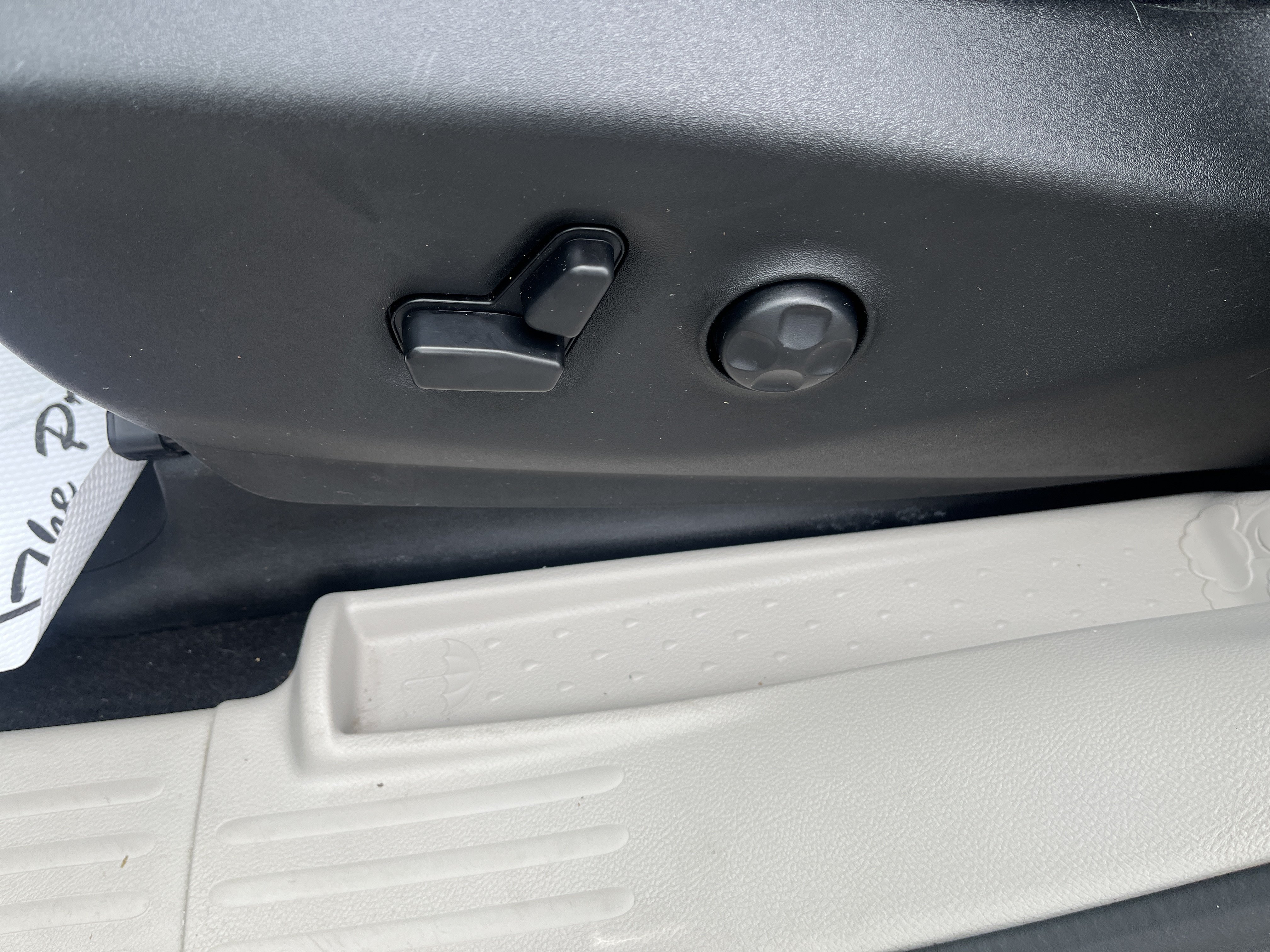 Used 2019 Chrysler Pacifica Limited w/ Tire & Wheel Group FWD image 10
