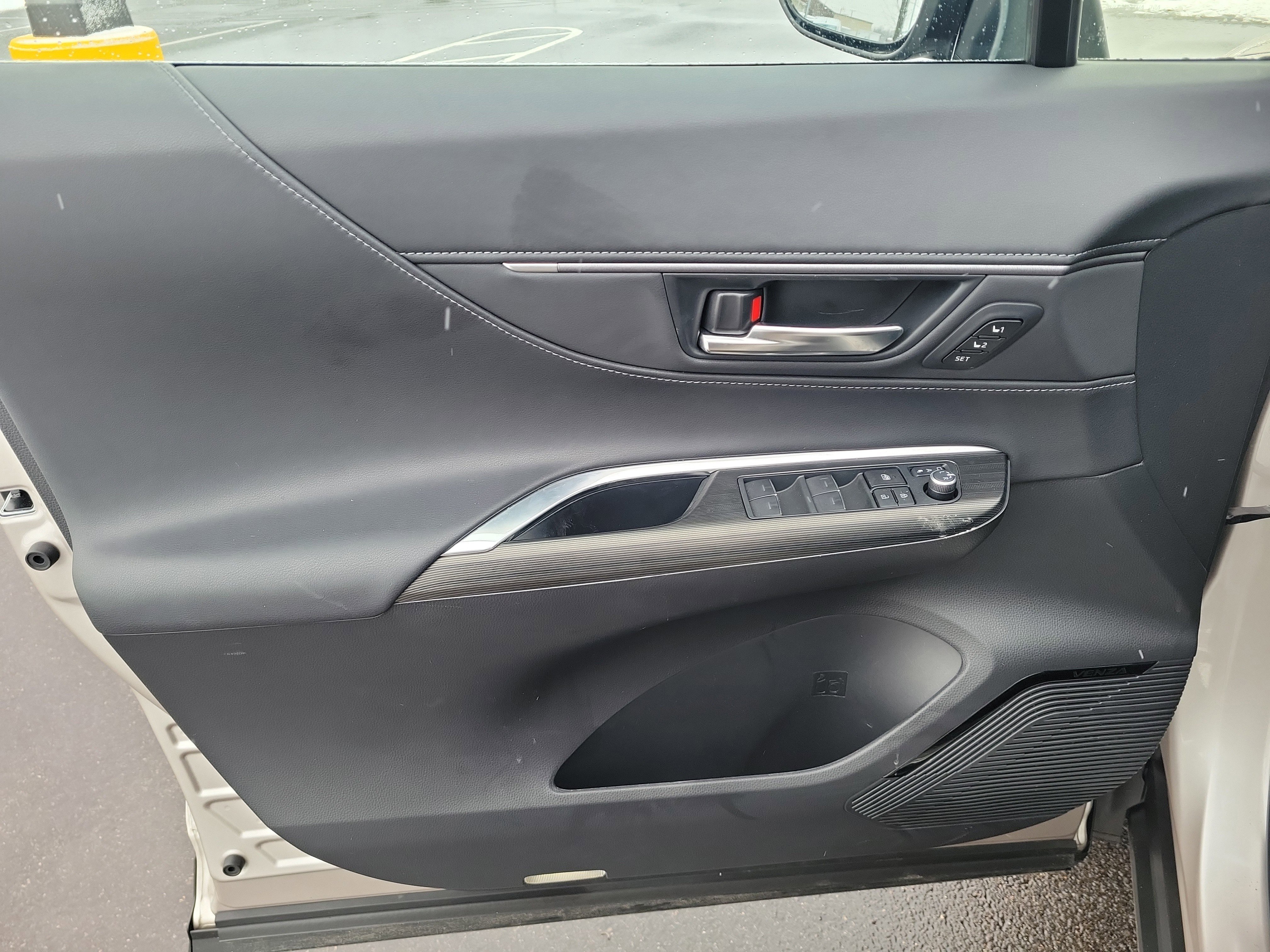 Used 2023 Toyota Venza Limited image 21