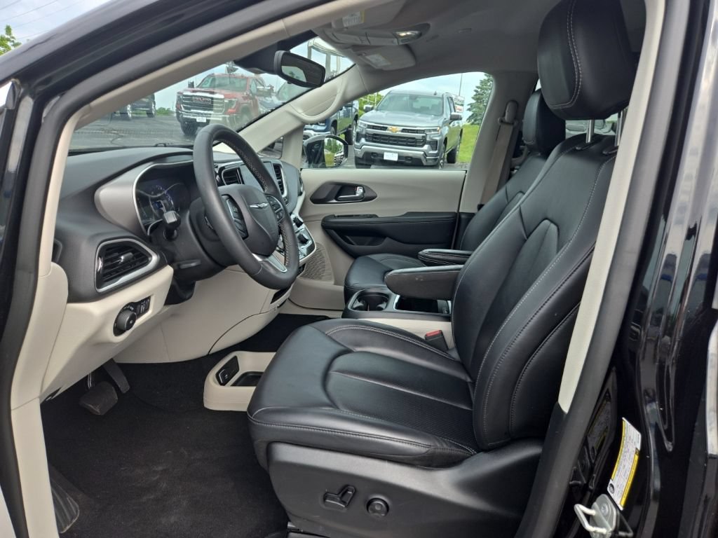 Used 2024 Chrysler Pacifica Touring-L FWD image 18