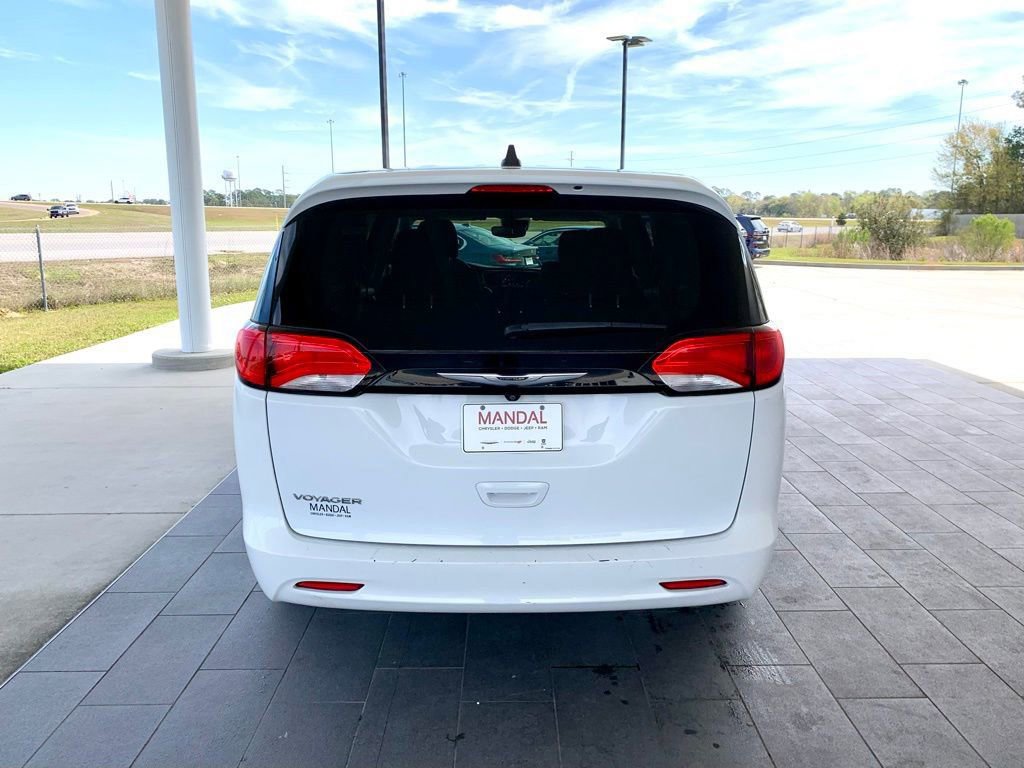 Used 2023 Chrysler Voyager LX image 6